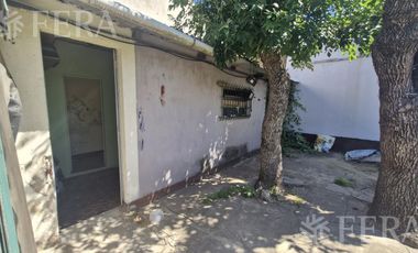 Venta casa 4 ambientes con jardín y cochera en Sarandi