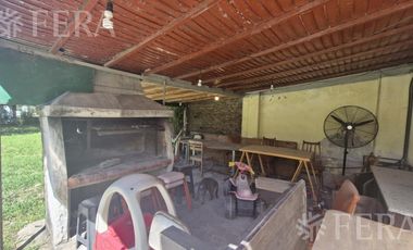 Venta casa 4 ambientes con jardín y cochera en Sarandi