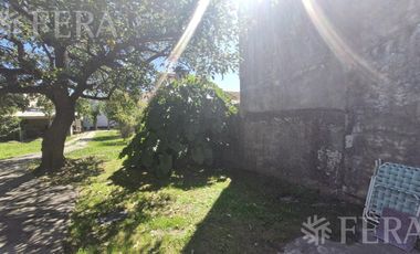 Venta casa 4 ambientes con jardín y cochera en Sarandi