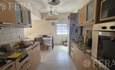 Venta casa 4 ambientes con jardín y cochera en Sarandi