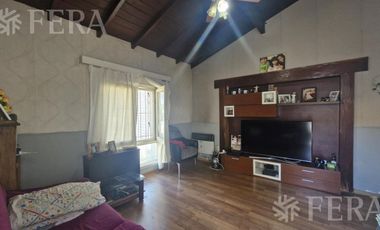 Venta casa 4 ambientes con jardín y cochera en Sarandi
