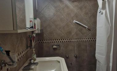 Venta casa 4 ambientes con jardín y cochera en Sarandi