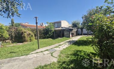 Venta casa 4 ambientes con jardín y cochera en Sarandi