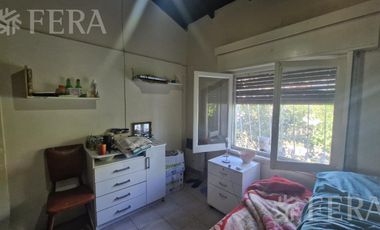 Venta casa 4 ambientes con jardín y cochera en Sarandi