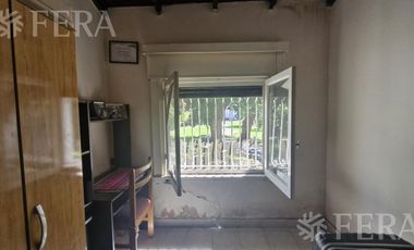 Venta casa 4 ambientes con jardín y cochera en Sarandi