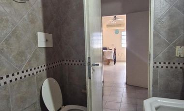 Venta casa 4 ambientes con jardín y cochera en Sarandi