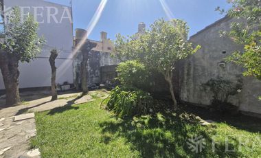 Venta casa 4 ambientes con jardín y cochera en Sarandi