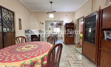 Venta de casa 3 ambientes con cochera cubierta y patio en Morón sur