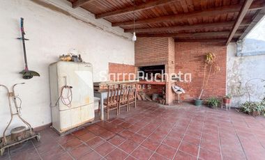 Venta de casa 3 ambientes con cochera cubierta y patio en Morón sur