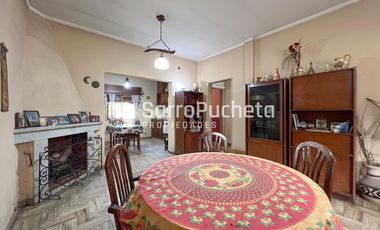 Venta de casa 3 ambientes con cochera cubierta y patio en Morón sur