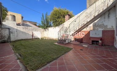 Venta de casa 3 ambientes con cochera cubierta y patio en Morón sur