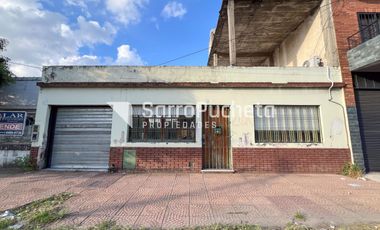 Venta de casa 3 ambientes con cochera cubierta y patio en Morón sur