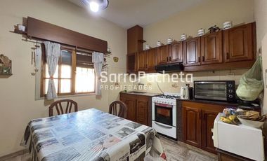 Venta de casa 3 ambientes con cochera cubierta y patio en Morón sur
