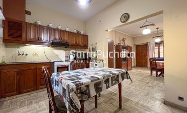 Venta de casa 3 ambientes con cochera cubierta y patio en Morón sur