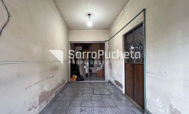 Venta de casa 3 ambientes con cochera cubierta y patio en Morón sur