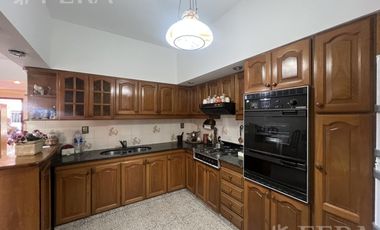Venta de casa 4 ambientes con cochera y fondo libre en Wilde