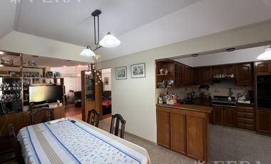 Venta de casa 4 ambientes con cochera y fondo libre en Wilde