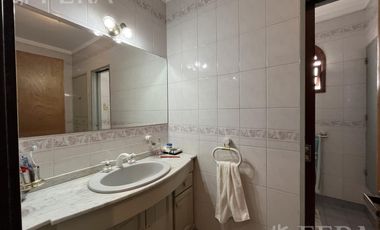 Venta de casa 4 ambientes con cochera y fondo libre en Wilde