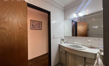 Venta de casa 4 ambientes con cochera y fondo libre en Wilde