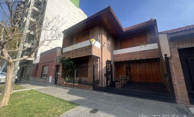 Venta de casa 4 ambientes con cochera y fondo libre en Wilde