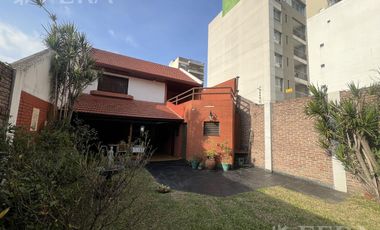 Venta de casa 4 ambientes con cochera y fondo libre en Wilde