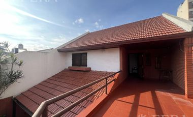 Venta de casa 4 ambientes con cochera y fondo libre en Wilde