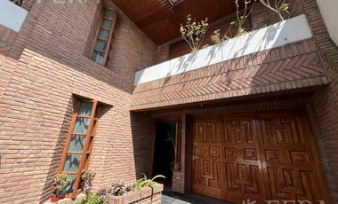 Venta de casa 4 ambientes con cochera y fondo libre en Wilde