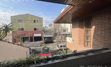 Venta de casa 4 ambientes con cochera y fondo libre en Wilde