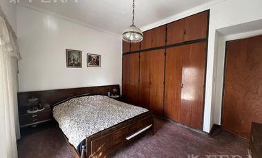 Venta de casa 4 ambientes con cochera y fondo libre en Wilde