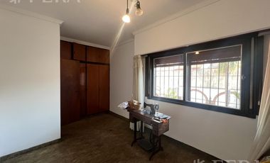 Venta de casa 4 ambientes con cochera y fondo libre en Wilde