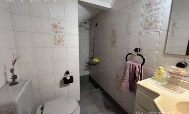 Venta de casa 4 ambientes con cochera y fondo libre en Wilde