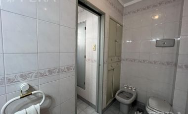 Venta de casa 4 ambientes con cochera y fondo libre en Wilde