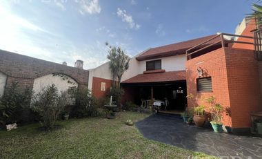 Venta de casa 4 ambientes con cochera y fondo libre en Wilde