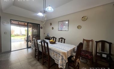 Venta de casa 4 ambientes con cochera y fondo libre en Wilde