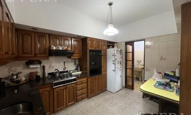 Venta de casa 4 ambientes con cochera y fondo libre en Wilde