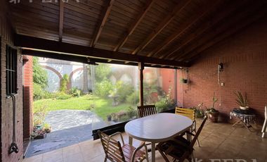 Venta de casa 4 ambientes con cochera y fondo libre en Wilde