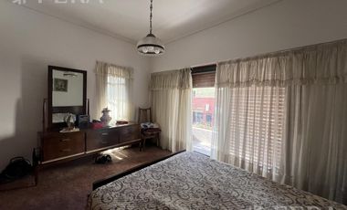 Venta de casa 4 ambientes con cochera y fondo libre en Wilde