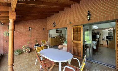Venta de casa 4 ambientes con cochera y fondo libre en Wilde