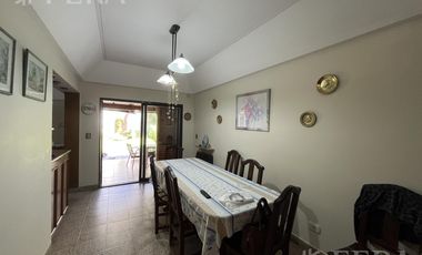 Venta de casa 4 ambientes con cochera y fondo libre en Wilde