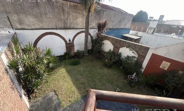 Venta de casa 4 ambientes con cochera y fondo libre en Wilde