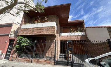 Venta de casa 4 ambientes con cochera y fondo libre en Wilde