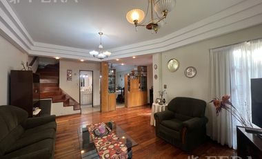 Venta de casa 4 ambientes con cochera y fondo libre en Wilde