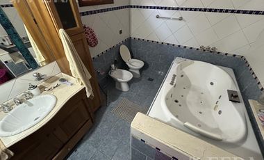 Venta Casa 6 ambientes con cochera y quincho en San Jose