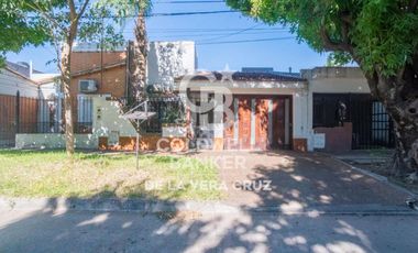 Casa  3 dormitorios, con patio y cochera en Fomento 9 de julio
