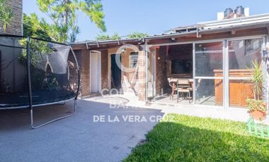 Casa  3 dormitorios, con patio y cochera en Fomento 9 de julio