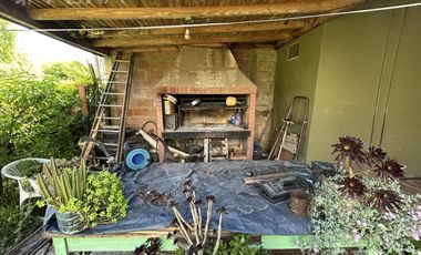 Venta de Casa 3 ambientes con cochera, parrilla y jardín en Hudson