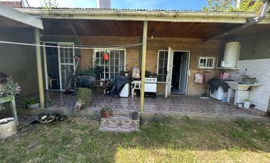 Venta de Casa 3 ambientes con cochera, parrilla y jardín en Hudson