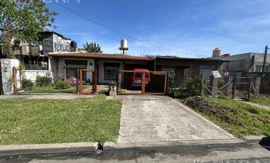 Venta de Casa 3 ambientes con cochera, parrilla y jardín en Hudson