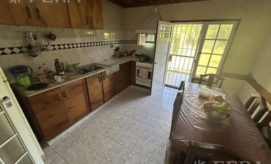 Venta de Casa 3 ambientes con cochera, parrilla y jardín en Hudson