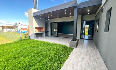 Moderna casa en venta tres dormitorios, apta crédito !!